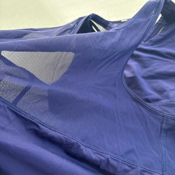 Lululemon size 12 ladies Navy Mesh Accent Top - Picture 4 of 6